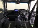 パーキングブレーキはフット式なので運転席と助手席の間はすっきり、移動も楽々です。さっと手が届く位置にＡＴセレクトレバーやエアコンスイッチなどがあり操作性に優れています