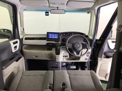 パーキングブレーキはフット式なので運転席と助手席の間はすっきり、移動も楽々です。さっと手が届く位置にＡＴセレクトレバーやエアコンスイッチなどがあり操作性に優れています 2
