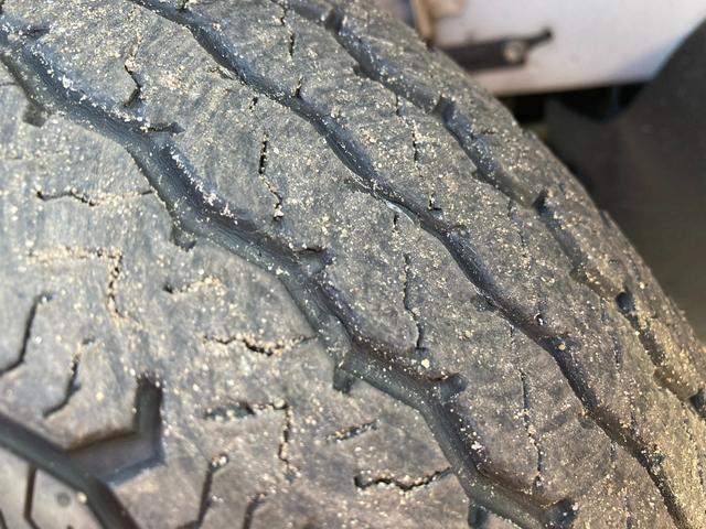 ハイゼットトラック ジャンボエクストラ　キーレスプッシュスタート　４ＷＤ　ＣＤ　オートライト　プッシュスタート　エアコン　衝突被害軽減システム　アイドリングストップ　横滑り防止機能　４ＷＤ　リモコンキー　フォグランプ　ＬＥＤヘッドライト　ＣＤプレーヤー　ドアバイザー（24枚目）