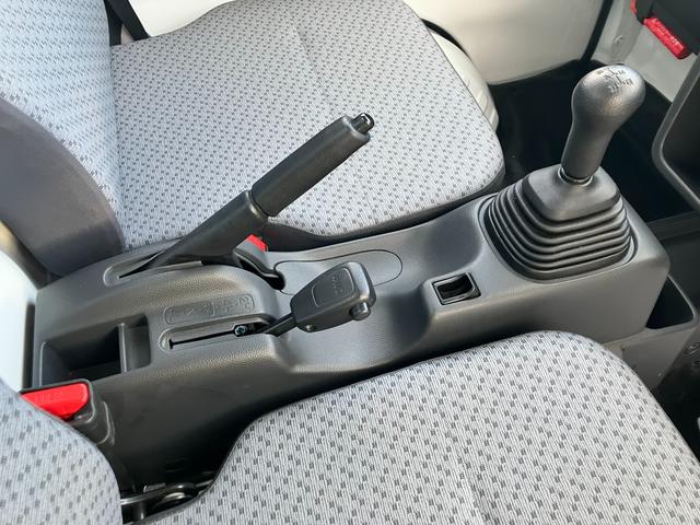 キャリイトラック ＫＣエアコン・パワステ農繁　７型　５ＭＴ　パートタイム４ＷＤ　オートライト　衝突被害軽減システム　アイドリングストップ　横滑り防止機能　衝突安全ボディ　５ＭＴ　パートタイム４ＷＤ　キーレスエントリー　パワーウインドウ　リアゲートチェーン　デフロック（2枚目）