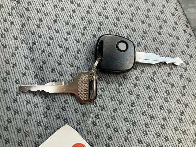 キャリイトラック ＫＣエアコン・パワステ農繁　７型　５ＭＴ　パートタイム４ＷＤ　オートライト　衝突被害軽減システム　アイドリングストップ　横滑り防止機能　衝突安全ボディ　５ＭＴ　パートタイム４ＷＤ　キーレスエントリー　パワーウインドウ　リアゲートチェーン　デフロック（3枚目）