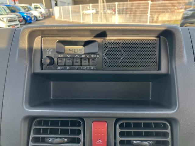 キャリイトラック ＫＣエアコン・パワステ農繁　７型　５ＭＴ　パートタイム４ＷＤ　オートライト　衝突被害軽減システム　アイドリングストップ　横滑り防止機能　衝突安全ボディ　５ＭＴ　パートタイム４ＷＤ　キーレスエントリー　パワーウインドウ　リアゲートチェーン　デフロック（4枚目）