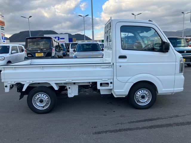 キャリイトラック ＫＣエアコン・パワステ農繁　７型　５ＭＴ　パートタイム４ＷＤ　オートライト　衝突被害軽減システム　アイドリングストップ　横滑り防止機能　衝突安全ボディ　５ＭＴ　パートタイム４ＷＤ　キーレスエントリー　パワーウインドウ　リアゲートチェーン　デフロック（7枚目）