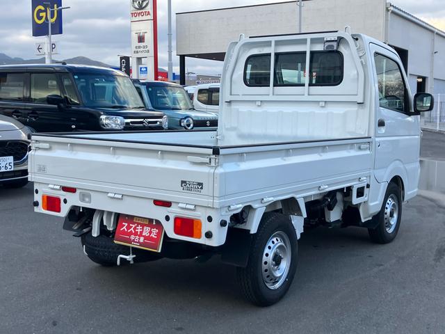 キャリイトラック ＫＣエアコン・パワステ農繁　７型　５ＭＴ　パートタイム４ＷＤ　オートライト　衝突被害軽減システム　アイドリングストップ　横滑り防止機能　衝突安全ボディ　５ＭＴ　パートタイム４ＷＤ　キーレスエントリー　パワーウインドウ　リアゲートチェーン　デフロック（8枚目）