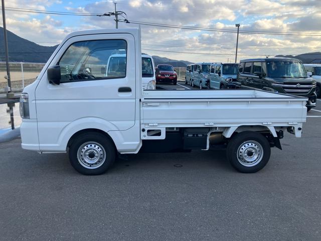 キャリイトラック ＫＣエアコン・パワステ農繁　７型　５ＭＴ　パートタイム４ＷＤ　オートライト　衝突被害軽減システム　アイドリングストップ　横滑り防止機能　衝突安全ボディ　５ＭＴ　パートタイム４ＷＤ　キーレスエントリー　パワーウインドウ　リアゲートチェーン　デフロック（11枚目）