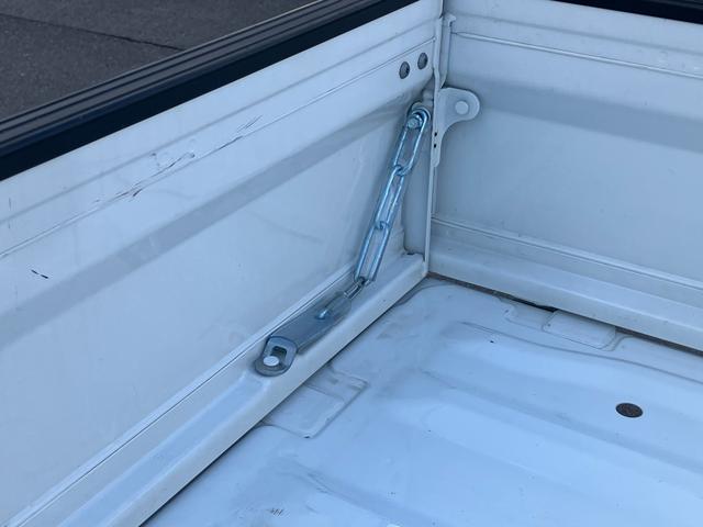 キャリイトラック ＫＣエアコン・パワステ農繁　７型　５ＭＴ　パートタイム４ＷＤ　オートライト　衝突被害軽減システム　アイドリングストップ　横滑り防止機能　衝突安全ボディ　５ＭＴ　パートタイム４ＷＤ　キーレスエントリー　パワーウインドウ　リアゲートチェーン　デフロック（16枚目）