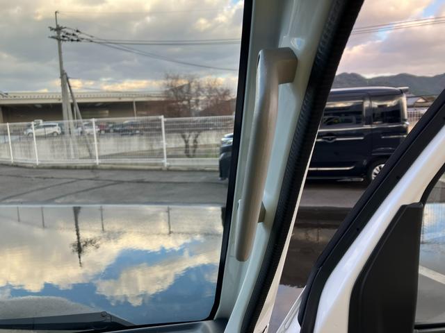 キャリイトラック ＫＣエアコン・パワステ農繁　７型　５ＭＴ　パートタイム４ＷＤ　オートライト　衝突被害軽減システム　アイドリングストップ　横滑り防止機能　衝突安全ボディ　５ＭＴ　パートタイム４ＷＤ　キーレスエントリー　パワーウインドウ　リアゲートチェーン　デフロック（24枚目）
