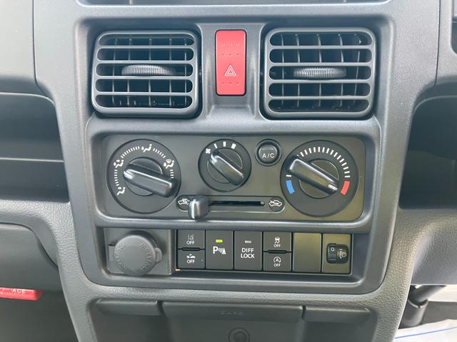 キャリイトラック ＫＣエアコン・パワステ農繁　７型　５ＭＴ　パートタイム４ＷＤ　オートライト　衝突被害軽減システム　アイドリングストップ　横滑り防止機能　衝突安全ボディ　５ＭＴ　パートタイム４ＷＤ　キーレスエントリー　パワーウインドウ　リアゲートチェーン　デフロック（29枚目）