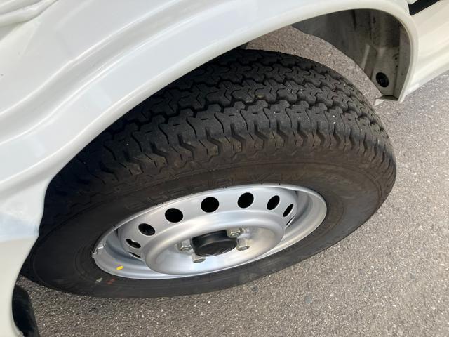キャリイトラック ＫＣエアコン・パワステ農繁　７型　５ＭＴ　パートタイム４ＷＤ　オートライト　衝突被害軽減システム　アイドリングストップ　横滑り防止機能　衝突安全ボディ　５ＭＴ　パートタイム４ＷＤ　キーレスエントリー　パワーウインドウ　リアゲートチェーン　デフロック（37枚目）
