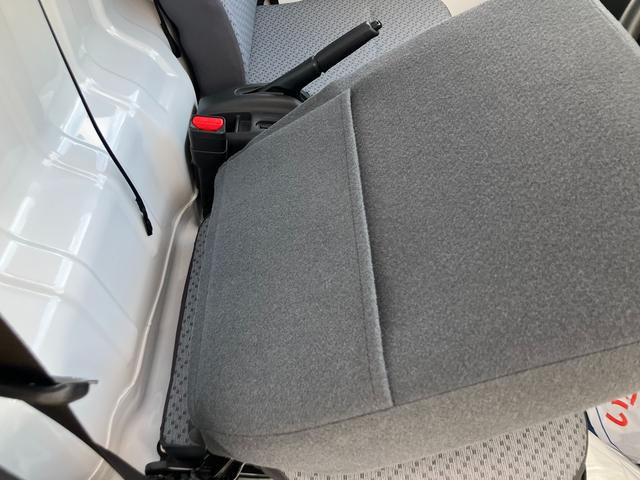 キャリイトラック ＫＣエアコン・パワステ農繁　７型　５ＭＴ　パートタイム４ＷＤ　オートライト　衝突被害軽減システム　アイドリングストップ　横滑り防止機能　衝突安全ボディ　５ＭＴ　パートタイム４ＷＤ　キーレスエントリー　パワーウインドウ　リアゲートチェーン　デフロック（39枚目）