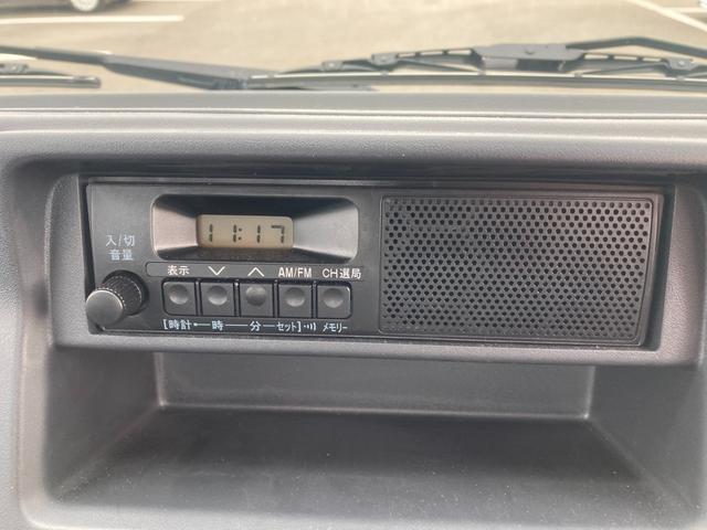 キャリイトラック ＫＣエアコン・パワステ　７型　パートタイム４ＷＤ　ラジオ　オートライト　キーレスエントリー　４ＷＤ　衝突被害軽減システム　横滑り防止機能　衝突安全ボディ　ラジオ　マニュアルエアコン　ＬＥＤルームランプ（3枚目）