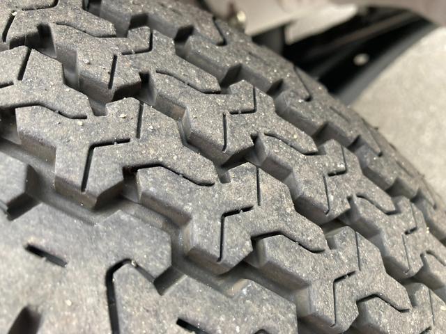 キャリイトラック ＫＣエアコン・パワステ　７型　パートタイム４ＷＤ　ラジオ　オートライト　キーレスエントリー　４ＷＤ　衝突被害軽減システム　横滑り防止機能　衝突安全ボディ　ラジオ　マニュアルエアコン　ＬＥＤルームランプ（13枚目）