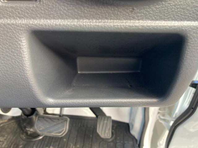 キャリイトラック ＫＣエアコン・パワステ　７型　パートタイム４ＷＤ　ラジオ　オートライト　キーレスエントリー　４ＷＤ　衝突被害軽減システム　横滑り防止機能　衝突安全ボディ　ラジオ　マニュアルエアコン　ＬＥＤルームランプ（32枚目）