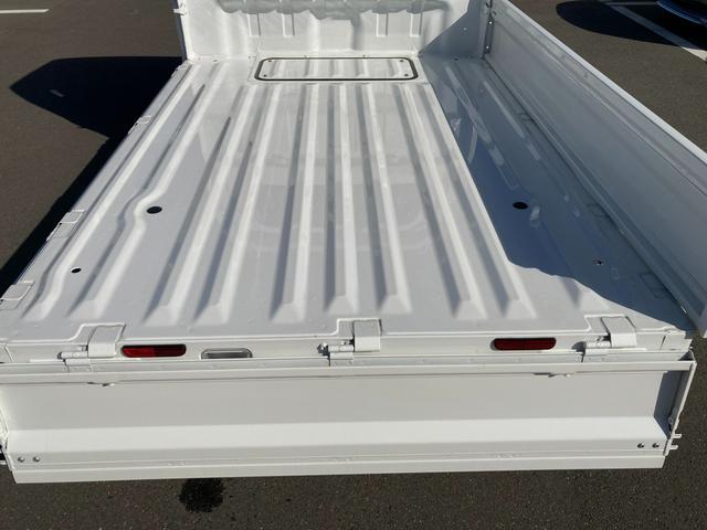 キャリイトラック ＫＣエアコン・パワステ　７型　パートタイム４ＷＤ　ラジオ　オートライト　キーレスエントリー　４ＷＤ　衝突被害軽減システム　横滑り防止機能　衝突安全ボディ　ラジオ　マニュアルエアコン　ＬＥＤルームランプ（50枚目）