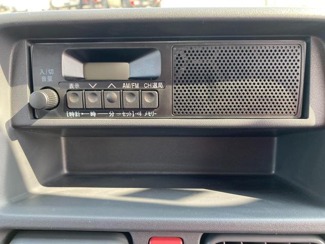 キャリイトラック ＫＣエアコン・パワステ　７型　ラジオ　４ＷＤ　５速ＭＴ　オートライト　ラジオ　エアコン　衝突被害軽減システム　アイドリングストップ　横滑り防止機能　衝突安全ボディ　パートタイム４ＷＤ　５ＭＴ　キーレスエントリー　パワーウインドウ（4枚目）