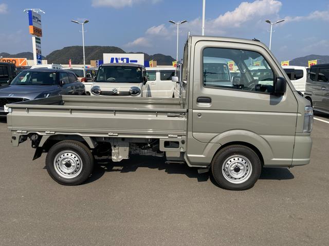 キャリイトラック ＫＣエアコン・パワステ　７型　ラジオ　４ＷＤ　５速ＭＴ　オートライト　ラジオ　エアコン　衝突被害軽減システム　アイドリングストップ　横滑り防止機能　衝突安全ボディ　パートタイム４ＷＤ　５ＭＴ　キーレスエントリー　パワーウインドウ（7枚目）