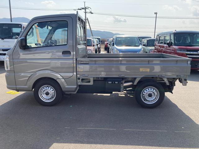 キャリイトラック ＫＣエアコン・パワステ　７型　ラジオ　４ＷＤ　５速ＭＴ　オートライト　ラジオ　エアコン　衝突被害軽減システム　アイドリングストップ　横滑り防止機能　衝突安全ボディ　パートタイム４ＷＤ　５ＭＴ　キーレスエントリー　パワーウインドウ（11枚目）