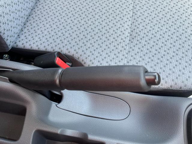 キャリイトラック ＫＣエアコン・パワステ　７型　ラジオ　４ＷＤ　５速ＭＴ　オートライト　ラジオ　エアコン　衝突被害軽減システム　アイドリングストップ　横滑り防止機能　衝突安全ボディ　パートタイム４ＷＤ　５ＭＴ　キーレスエントリー　パワーウインドウ（26枚目）