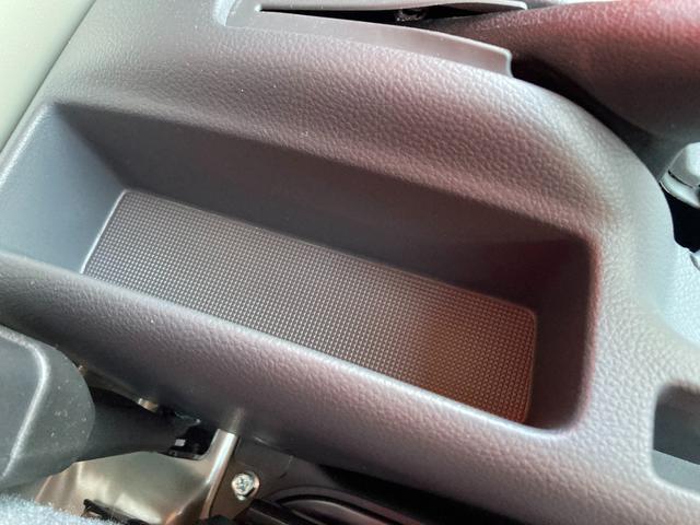 キャリイトラック ＫＣエアコン・パワステ　７型　ラジオ　４ＷＤ　５速ＭＴ　オートライト　ラジオ　エアコン　衝突被害軽減システム　アイドリングストップ　横滑り防止機能　衝突安全ボディ　パートタイム４ＷＤ　５ＭＴ　キーレスエントリー　パワーウインドウ（27枚目）