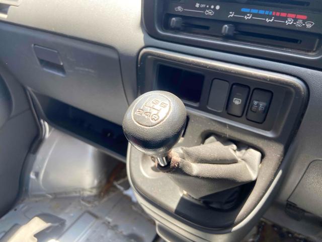 ハイゼットカーゴ 　軽バン　ＭＴ　両側スライドドア　エアコン　運転席エアバッグ　助手席エアバッグ（18枚目）