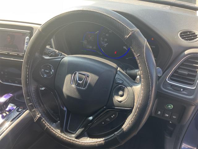 ホンダ　ヴェゼル　ハイブリッドＸ入荷しました。Ｈ２６年式、走行８５，５００ｋｍ。車検は令和９年３月まで残っており、購入後の維持費面でも安心感のある一台です。装備はナビ・ＥＴＣ付き