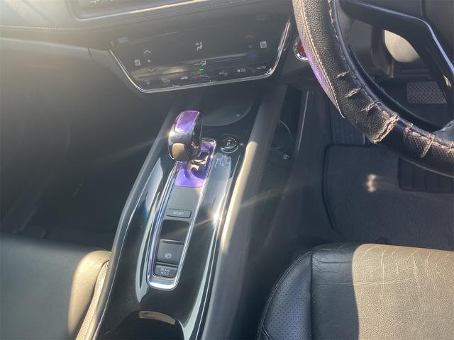 ホンダ　ヴェゼル　ハイブリッドＸ入荷しました。Ｈ２６年式、走行８５，５００ｋｍ。車検は令和９年３月まで残っており、購入後の維持費面でも安心感のある一台です。装備はナビ・ＥＴＣ付き