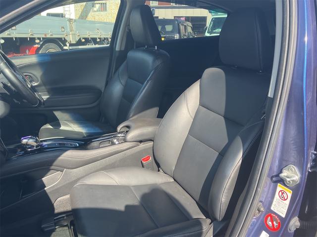 ホンダ　ヴェゼル　ハイブリッドＸ入荷しました。Ｈ２６年式、走行８５，５００ｋｍ。車検は令和９年３月まで残っており、購入後の維持費面でも安心感のある一台です。装備はナビ・ＥＴＣ付き