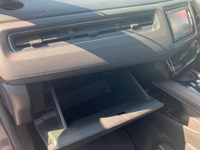 ホンダ　ヴェゼル　ハイブリッドＸ入荷しました。Ｈ２６年式、走行８５，５００ｋｍ。車検は令和９年３月まで残っており、購入後の維持費面でも安心感のある一台です。装備はナビ・ＥＴＣ付き