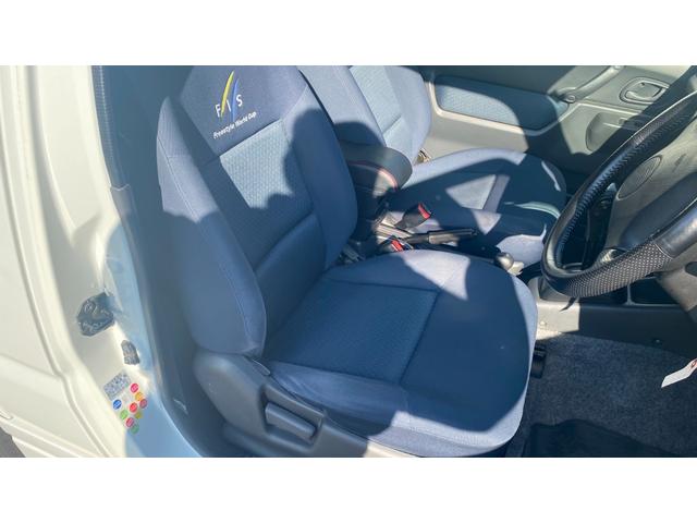 ジムニー ＦＩＳフリースタイルワールドカップリミテッド　Ｂｌｕｅｔｏｏｔｈオーディオ・パートタイム４ＷＤ高低２段切り替え式（後輪駆動ベース）・ＤＯＨＣインタークーラーターボ・フロア４ＡＴ（25枚目）