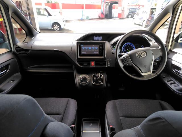 ヴォクシー ハイブリッドV ETC バックカメラ ナビ オートクルーズコントロール 両側スライド・片側電動 オートライト LEDヘッドランプ スマートキー 電動格納ミラー シートヒーター 3列シート CVT アルミホイール(2枚目)