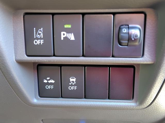 【レーンアシスト】走行中にカメラで車線を認識し、車線を逸脱しそうなときに警報を発したり、さらに進んでステアリング補正を行ったりする機能。