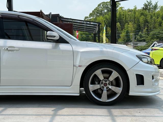 インプレッサ ＷＲＸ　ＳＴｉ　６速マニュアル　ＨＫＳ（ＥＶＣ）コントローラー　ブリッツピロアッパー減衰力車高調　ＨＫＳエアクリーナー　クスコオイルキャッチタンク　Ｂｌｕｅｔｏｏｔｈ　バックカメラ　フルエアロ　４ＷＤ　スマートキー２（17枚目）