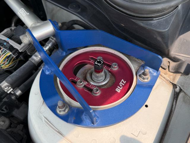 インプレッサ ＷＲＸ　ＳＴｉ　６速マニュアル　ＨＫＳ（ＥＶＣ）コントローラー　ブリッツピロアッパー減衰力車高調　ＨＫＳエアクリーナー　クスコオイルキャッチタンク　Ｂｌｕｅｔｏｏｔｈ　バックカメラ　フルエアロ　４ＷＤ　スマートキー２（63枚目）