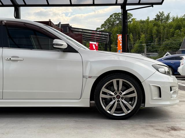 インプレッサ ＷＲＸ　ＳＴｉ　６速マニュアル　４ＷＤ　Ｂｌｕｅｔｏｏｔｈ接続　フルセグ　社外ナビ　ＳＴＩハーフレザーパワーシート　デフイブースト計　純正エアロ　スマートキー２個　ＥＴＣ　リアスポイラー　ＳＴＩ純正アルミホイール（22枚目）