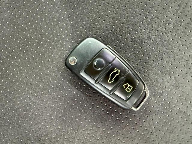 TTクーペ 1.8TFSI Sラインコンペティション 特別限定車 4気筒DOHCインタークーラーターボ アルカンターラ革コンビシート 純正ナビフルセグTV ブラック固定式リアスポイラー 純正エアロ 純正19インチアルミホイール ETC ブラック枠Fグリル(74枚目)