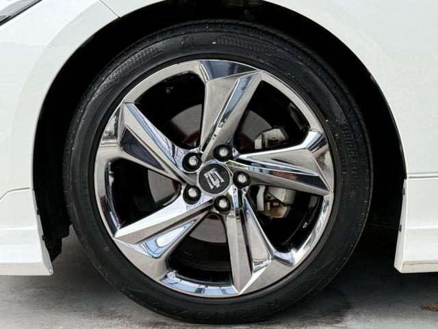 クラウンハイブリッド RSアドバンス 全国対応2年ハイブリット保証走行無制限 モデリスタフルエアロ サンルーフ ホワイトレザーシート メーカーナビフルセグ Bluetooth バックカメラ ブラインドスポット モデリスタマフラー 記録簿有(17枚目)