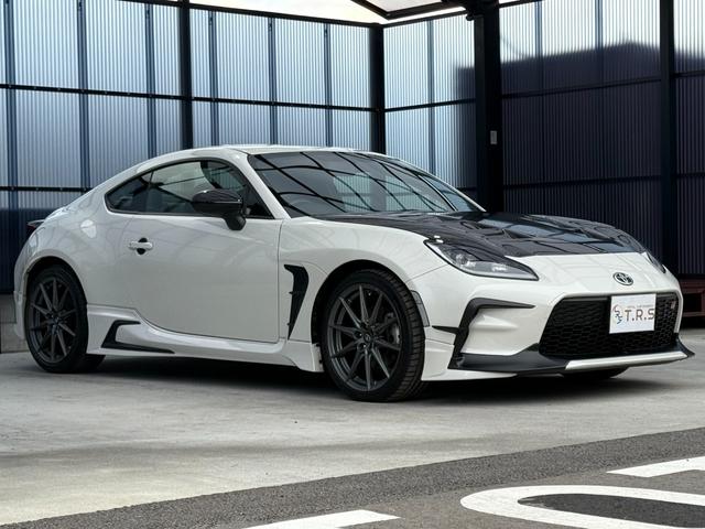 ＧＲ８６ ＲＺ　全国対応２年走行無制限保証　ＧＲフルエアロ　カーボンダクトボンネット　ＴＲＤマフラー　９インチナビ　Ｂｌｕｅｔｏｏｔｈ接続　バックカメラ　フルセグ　シートヒーター　ＥＴＣ　ハーフレザーシート　禁煙車（3枚目）