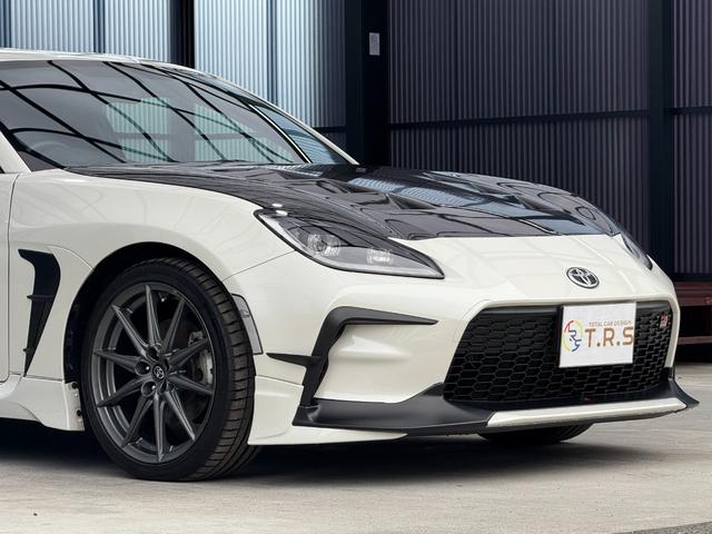 ＧＲ８６ ＲＺ　全国対応２年走行無制限保証　ＧＲフルエアロ　カーボンダクトボンネット　ＴＲＤマフラー　９インチナビ　Ｂｌｕｅｔｏｏｔｈ接続　バックカメラ　フルセグ　シートヒーター　ＥＴＣ　ハーフレザーシート　禁煙車（4枚目）