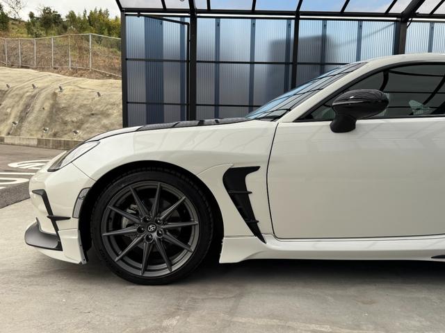 ＧＲ８６ ＲＺ　全国対応２年走行無制限保証　ＧＲフルエアロ　カーボンダクトボンネット　ＴＲＤマフラー　９インチナビ　Ｂｌｕｅｔｏｏｔｈ接続　バックカメラ　フルセグ　シートヒーター　ＥＴＣ　ハーフレザーシート　禁煙車（13枚目）