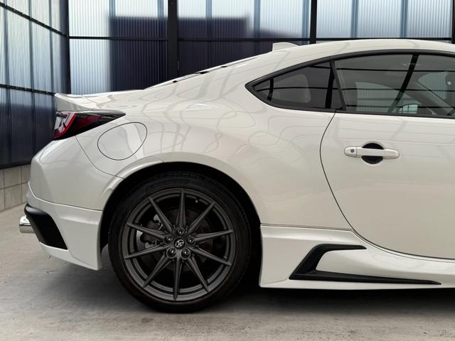 ＧＲ８６ ＲＺ　全国対応２年走行無制限保証　ＧＲフルエアロ　カーボンダクトボンネット　ＴＲＤマフラー　９インチナビ　Ｂｌｕｅｔｏｏｔｈ接続　バックカメラ　フルセグ　シートヒーター　ＥＴＣ　ハーフレザーシート　禁煙車（20枚目）