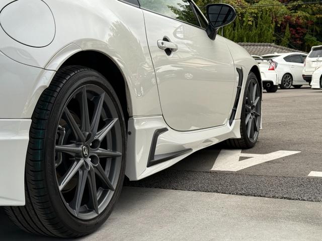 ＧＲ８６ ＲＺ　全国対応２年走行無制限保証　ＧＲフルエアロ　カーボンダクトボンネット　ＴＲＤマフラー　９インチナビ　Ｂｌｕｅｔｏｏｔｈ接続　バックカメラ　フルセグ　シートヒーター　ＥＴＣ　ハーフレザーシート　禁煙車（30枚目）