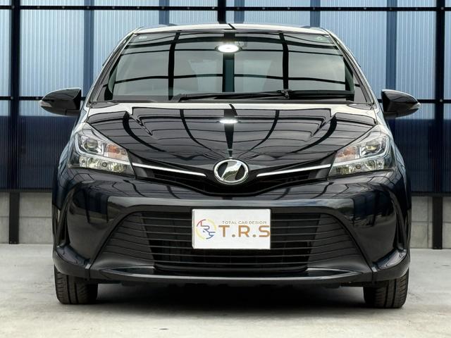 ヴィッツ １．３Ｆ　ＬＥＤエディション　全国対応２年保証　新車ワンオーナー　禁煙車　Ｂｌｕｅｔｏｏｔｈ接続　バックカメラ　ＳＤナビ地デジ　スマートキー２個　ＥＴＣ　点検整備記録簿　ＬＥＤヘッドライト　アイドリングストップ　レーンアシスト（2枚目）