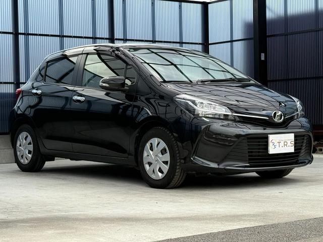 ヴィッツ １．３Ｆ　ＬＥＤエディション　全国対応２年保証　新車ワンオーナー　禁煙車　Ｂｌｕｅｔｏｏｔｈ接続　バックカメラ　ＳＤナビ地デジ　スマートキー２個　ＥＴＣ　点検整備記録簿　ＬＥＤヘッドライト　アイドリングストップ　レーンアシスト（3枚目）