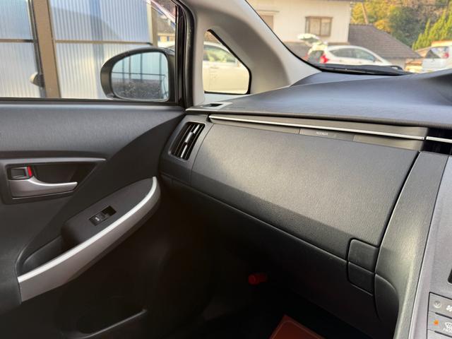 プリウス Ｓツーリングセレクション　全国対応２年ハイブリット保証　８インチナビ　Ｂｌｕｅｔｏｏｔｈ接続　バックカメラ　フルセグ　ユーザー買取車　ＥＴＣ　スマートキー２個　エンジンスターター　後期モデル　ＬＥＤヘッドライト　スタットレス有（49枚目）