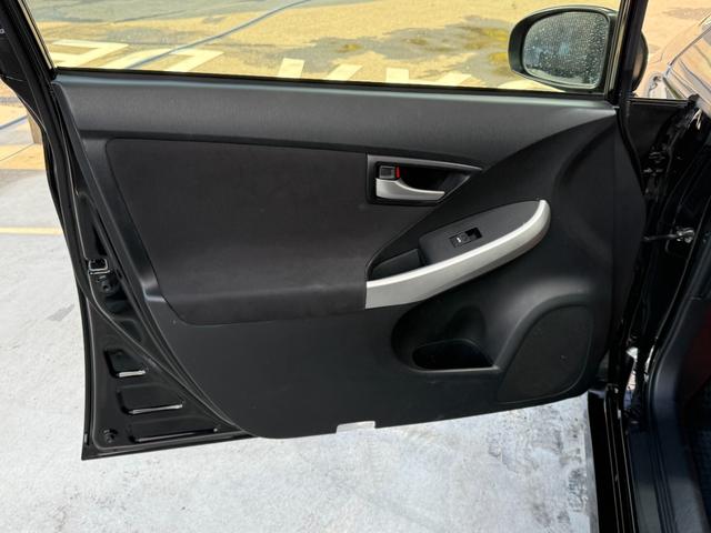 プリウス Ｓツーリングセレクション　全国対応２年ハイブリット保証　８インチナビ　Ｂｌｕｅｔｏｏｔｈ接続　バックカメラ　フルセグ　ユーザー買取車　ＥＴＣ　スマートキー２個　エンジンスターター　後期モデル　ＬＥＤヘッドライト　スタットレス有（66枚目）