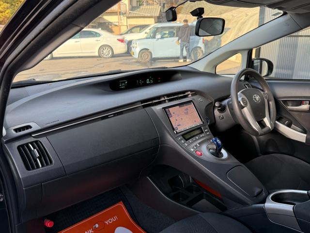 プリウス Ｓツーリングセレクション　全国対応２年ハイブリット保証　８インチナビ　Ｂｌｕｅｔｏｏｔｈ接続　バックカメラ　フルセグ　ユーザー買取車　ＥＴＣ　スマートキー２個　エンジンスターター　後期モデル　ＬＥＤヘッドライト　スタットレス有（68枚目）