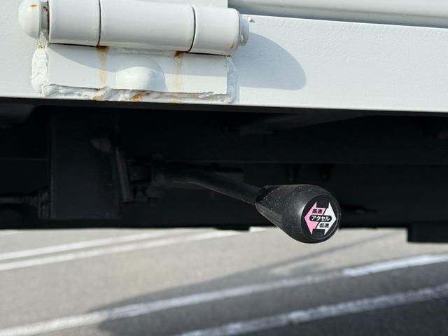 キャンター 積載車　セキサイシャ　キャリアカー　車輌運搬車　キャンターカスタム　ユニックネオ５　ＵＣ－３５（２０２１年式）　ラジコン　Ｂｌｕｅｔｏｏｔｈオーディオ　スマートキー　積載量３１５０キロ　荷台寸法　長さ５７０　幅２０７　メッキバンパー　左右開閉あおり（15枚目）