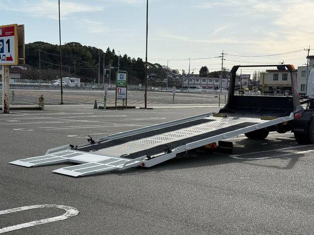 キャンター 積載車　セキサイシャ　キャリアカー　車輌運搬車　キャンターカスタム　ユニックネオ５　ＵＣ－３５（２０２１年式）　ラジコン　Ｂｌｕｅｔｏｏｔｈオーディオ　スマートキー　積載量３１５０キロ　荷台寸法　長さ５７０　幅２０７　メッキバンパー　左右開閉あおり（20枚目）