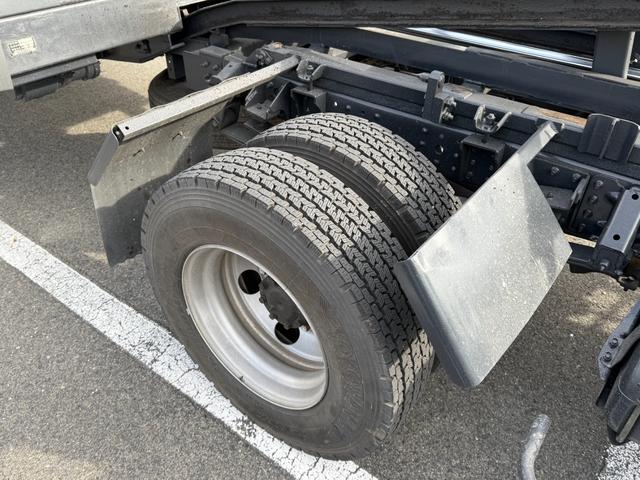 キャンター 積載車　セキサイシャ　キャリアカー　車輌運搬車　キャンターカスタム　ユニックネオ５　ＵＣ－３５（２０２１年式）　ラジコン　Ｂｌｕｅｔｏｏｔｈオーディオ　スマートキー　積載量３１５０キロ　荷台寸法　長さ５７０　幅２０７　メッキバンパー　左右開閉あおり（32枚目）