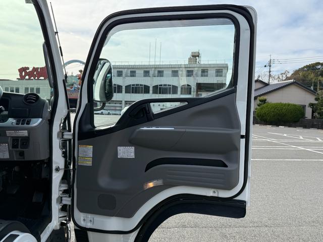 キャンター 積載車　セキサイシャ　キャリアカー　車輌運搬車　キャンターカスタム　ユニックネオ５　ＵＣ－３５（２０２１年式）　ラジコン　Ｂｌｕｅｔｏｏｔｈオーディオ　スマートキー　積載量３１５０キロ　荷台寸法　長さ５７０　幅２０７　メッキバンパー　左右開閉あおり（49枚目）